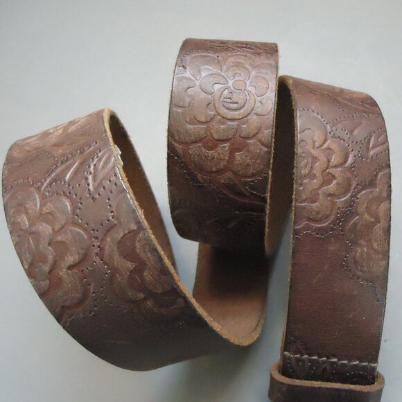 SIZE M. Fossil genuine leather floral tooled belt. main image 7
